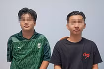 Hai đối tượng Nguyễn Hoàng Khang và Phan Anh Duy tại cơ quan công an. Ảnh Công an cung cấp.