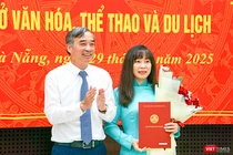 Ông Lê Trung Chinh, Chủ tịch UBND thành phố Đà Nẵng trao quyết định bổ nhiệm cho bà Trương Thị Hồng Hạnh, Giám đốc Sở Du lịch giữ chức Sở Văn hóa - Thể thao và Du lịch TP Đà Nẵng.