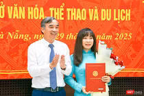 Ông Lê Trung Chinh, Chủ tịch UBND thành phố Đà Nẵng trao quyết định bổ nhiệm cho bà Trương Thị Hồng Hạnh, Giám đốc Sở Du lịch giữ chức Sở Văn hóa - Thể thao và Du lịch TP Đà Nẵng.