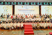 Các đội thi tham gia Cuộc thi Đầu bếp chuyên nghiệp Đà Nẵng 2025 chụp ảnh lưu niệm cùng ban giám khảo và ban tổ chức.