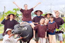 Du khách nước ngoài hứng thú trải nghiệm tại Làng rau TRà Quế