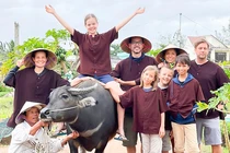 Du khách nước ngoài hứng thú trải nghiệm tại Làng rau TRà Quế