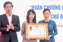 Ông Trần Chí Cường - Phó Chủ tịch UBND TP Đà Nẵng thừa uỷ quyền của Chủ tịch nước trao truy tặng Huân chương Dũng cảm cho ông Trần Minh Thành (ảnh danang.gov.vn)