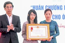 Ông Trần Chí Cường - Phó Chủ tịch UBND TP Đà Nẵng thừa uỷ quyền của Chủ tịch nước trao truy tặng Huân chương Dũng cảm cho ông Trần Minh Thành (ảnh danang.gov.vn)