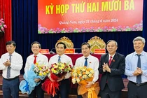 Lãnh đạo tỉnh tặng hoa chúc mừng Chủ tịch UBND tỉnh Lê Văn Dũng (thứ ba từ trái sang) và 2 Phó Chủ tịch UBND tỉnh Trần Nam Hưng và Phan Thái Bình được bầu tại Kỳ họp thứ 23, HĐND tỉnh Quảng Nam khóa X (Ảnh CTV)