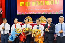 Lãnh đạo tỉnh tặng hoa chúc mừng Chủ tịch UBND tỉnh Lê Văn Dũng (thứ ba từ trái sang) và 2 Phó Chủ tịch UBND tỉnh Trần Nam Hưng và Phan Thái Bình được bầu tại Kỳ họp thứ 23, HĐND tỉnh Quảng Nam khóa X (Ảnh CTV)