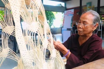 Nghệ nhân xã đảo Cù Lao Chàm (Hội An) đang đan võng ngô đồng (ảnh Mạnh Cường-thanhnien.vn)