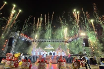 Người dân thích thú trải nghiệm dịch vụ tại phố đi bộ Bạch Đằng