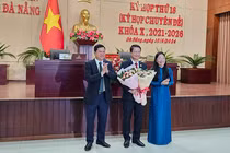 Ông Ngô Xuân Thắng (đứng giữa), Chủ tịch Ủy ban MTTQVN TP Đà Nẵng được HĐND TP Đà Nẵng bầu giữ chức Chủ tịch HĐND TP.