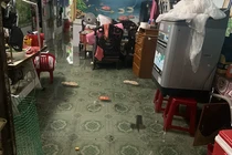 Mưa lớn khiến nhiều nhà dân ở Tổ 21, phường An Hải Tây, quận Sơn Trà, TP Đà Nẵng bị ngập trong sáng 18/9 (Ảnh Nguyễn Tân)