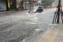 Nhiều tuyến đường ở Đà Nẵng ngập sâu sau cơn mưa sáng 18/9