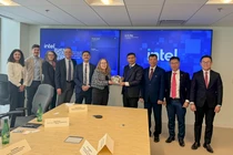 Phó Chủ tịch Thường trực UBND TP Đà Nẵng Hồ Kỳ Minh tặng quà lưu niệm cho bà Sarah Kemp - Phó Chủ tịch phụ trách các vấn đề chính phủ quốc tế của Tập đoàn Intel - nhân chuyến thăm và làm việc với Tập đoàn công nghệ Intel tại Hoa Kỳ. (ảnh danang.gov.vn)