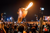 Du khách xem cầu Rồng phun lửa