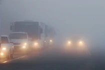 Lái xe trong điều kiện sương mù, tài xế cần bật đèn, giữ khoảng cách. Ảnh: Bagps