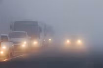 Lái xe trong điều kiện sương mù, tài xế cần bật đèn, giữ khoảng cách. Ảnh: Bagps