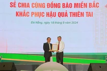 Ông Lê Văn Trung (bìa phải), Chủ tịch Uỷ ban MTTQ Việt Nam TP Đà Nẵng tiếp nhận Thư ủng hộ và số tiền 500 triệu đồng của ĐH Đông Á dành cho đồng bào miền Bắc khắc phục hậu quả bão số 3 (Yagi).