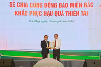 Ông Lê Văn Trung (bìa phải), Chủ tịch Uỷ ban MTTQ Việt Nam TP Đà Nẵng tiếp nhận Thư ủng hộ và số tiền 500 triệu đồng của ĐH Đông Á dành cho đồng bào miền Bắc khắc phục hậu quả bão số 3 (Yagi).