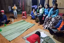 Người dân ở khu vực có nguy cơ sạt lở trên địa bàn huyện Nam Trà My (Quảng Nam) được sơ tán đến nơi an toàn