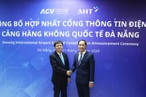 Lãnh đạo Cảng hàng không quốc tế Đà Nẵng và Công ty CP Đầu tư Khai thác Nhà ga quốc tế Đà Nẵng (AHT) tại lễ hợp nhất cổng thông tin điện tử.