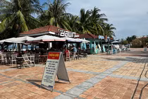 Bảng thông báo của Ban quản lý bán đảo Sơn Trà và các bãi biển du lịch Đà Nẵng đối với các kiot kinh doanh tại khu vực công viên biển Lăng Ông (phường Phước Mỹ, quận Sơn Trà)