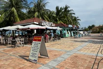 Bảng thông báo của Ban quản lý bán đảo Sơn Trà và các bãi biển du lịch Đà Nẵng đối với các kiot kinh doanh tại khu vực công viên biển Lăng Ông (phường Phước Mỹ, quận Sơn Trà)