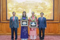 Lãnh đạo tỉnh Thừa Thiên Huế trao tặng danh hiệu “Công dân danh dự tỉnh Thừa Thiên Huế” cho bà Andrea Teufel và bà Kazuyo Watanabe (ảnh Ngọc Hiếu)