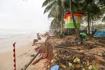 Khoảng gần 200m bờ biển du lịch thuộc khu vực bãi tắm Mỹ Khê bị sóng biển đánh xói lở nghiêm trọng.