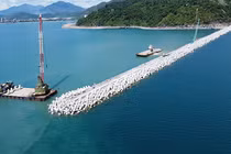 Hạng mục đê, kè chắn sóng- Dự án xây dựng bến cảng Liên Chiểu (phần Cơ sở hạ tầng dùng chung) đã thi công 72,66% khối lượng.