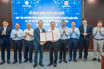 Sở TT&TT TP Đà Nẵng và Viện CNTT - Đại học Quốc gia Hà Nội trao Biên bản ghi nhớ hợp tác chuyên môn, nghiên cứu phát triển vi mạch bán dẫn và trí tuệ nhân tạo tại TP Đà Nẵng.