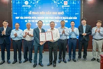 Sở TT&TT TP Đà Nẵng và Viện CNTT - Đại học Quốc gia Hà Nội trao Biên bản ghi nhớ hợp tác chuyên môn, nghiên cứu phát triển vi mạch bán dẫn và trí tuệ nhân tạo tại TP Đà Nẵng.