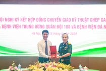 TS.BS Lê Đức Nhân (bìa trái), Giám đốc Bệnh viện Đà Nẵng và Thiếu tướng GS.TS Lê Hữu Song, Giám đốc Bệnh viện TƯ Quân đội 108 tại buổi ký kết. 