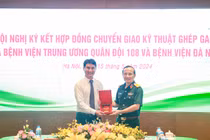 TS.BS Lê Đức Nhân (bìa trái), Giám đốc Bệnh viện Đà Nẵng và Thiếu tướng GS.TS Lê Hữu Song, Giám đốc Bệnh viện TƯ Quân đội 108 tại buổi ký kết. 