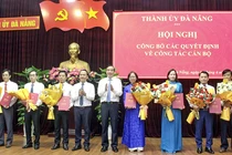 Ông Lê Trung Chinh, Chủ tịch UBND TP Đà Nẵng (đứng giữa) trao các quyết định bổ nhiệm cho các cá nhân (Ảnh CTV)