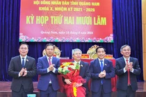 Lãnh đạo tỉnh Quảng Nam tặng hoa, chúc mừng ông Nguyễn Đức Dũng (đứng giữa) được bầu làm Chủ tịch HĐND tỉnh.