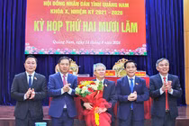 Lãnh đạo tỉnh Quảng Nam tặng hoa, chúc mừng ông Nguyễn Đức Dũng (đứng giữa) được bầu làm Chủ tịch HĐND tỉnh.