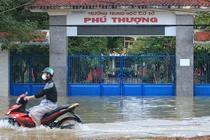 Mưa lớn khiến nhiều trường học bị ngập lụt, ngành giáo dục tỉnh Thừa Thiên Huế tiếp tục cho học sinh nghỉ học