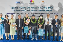 Lãnh đạo Sở Du lịch Đà Nẵng cùng Cảng Hàng không Quốc tế Đà Nẵng, Công ty CP đầu tư khai thác nhà ga quốc tế Đà Nẵng và các hãng hàng không tổ chức chào đón những du khách nội địa và quốc tế đến Đà Nẵng trong ngày đầu năm mới 2024