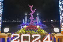 Linh vật linh vật rồng thời Lý bằng gốm Bát Tràng được trưng bày tại cầu chữ T