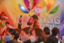 Du khách nước ngoài thích thú live đường hoa xuân Đà Nẵng