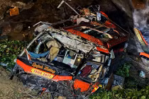 Chiếc xe khách biến dạng sau vụ tai nạn