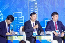 Ông Lê Trung Chinh (giữa) - Chủ tịch UBND TP Đà Nẵng phát biểu tại phiên đối thoại thứ nhất với chủ đề “Khơi thông nguồn lực hợp tác quốc tế thúc đẩy phát triển kinh tế xã hội”