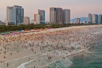 Nắng nóng, người dân và du khách ở Đà Nẵng đổ ra biển giải nhiệt trong dịp lễ 30/4-1/5
