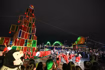 Lễ hội thắp sáng cây thông chào đón Giáng sinh và năm mới tại Đà Nẵng. Ảnh Xuân Mai.