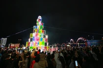 Tối 16/12, cây thông ánh sáng tại công viên bờ Tây cầu Rồng đã chính thức thắp sáng, mở đầu cho chuỗi các hoạt động tại Lễ hội Đón Giáng sinh – Chào năm mới Đà Nẵng 2025.