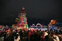 Lễ hội thắp sáng cây thông Giáng sinh tại bờ Tây cầu Rồng thu hút du khách đến với Đà Nẵng.