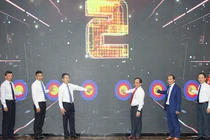 Các đại biểu bấm nút khởi động Chương trình đào tạo nhân lực vi mạch bán dẫn tại Đà Nẵng