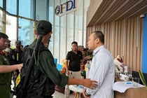 Ngày 8/11, Công an TP Đà Nẵng khám xét khẩn cấp trụ sở chính của Công ty TNHH MTV Tư vấn ấn Đầu tư GFDI trước sự chứng kiến của ông Nguyễn Quang Hoàng(áo trắng), Tổng Giám đốc GFDI