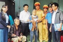 Đoàn công tác của Ban ATGT TP Đà Nẵng thăm gia đình khó khăn và có người tử vong do TNGT. Ảnh: Phú Nam