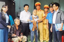 Đoàn công tác của Ban ATGT TP Đà Nẵng thăm gia đình khó khăn và có người tử vong do TNGT. Ảnh: Phú Nam