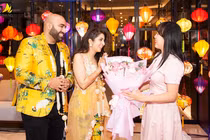 Lãnh đạo Sở Du lịch Đà Nẵng tặng hoa chúc mừng cặp đôi cô dâu chú rể Ấn Độ đến Đà Nẵng